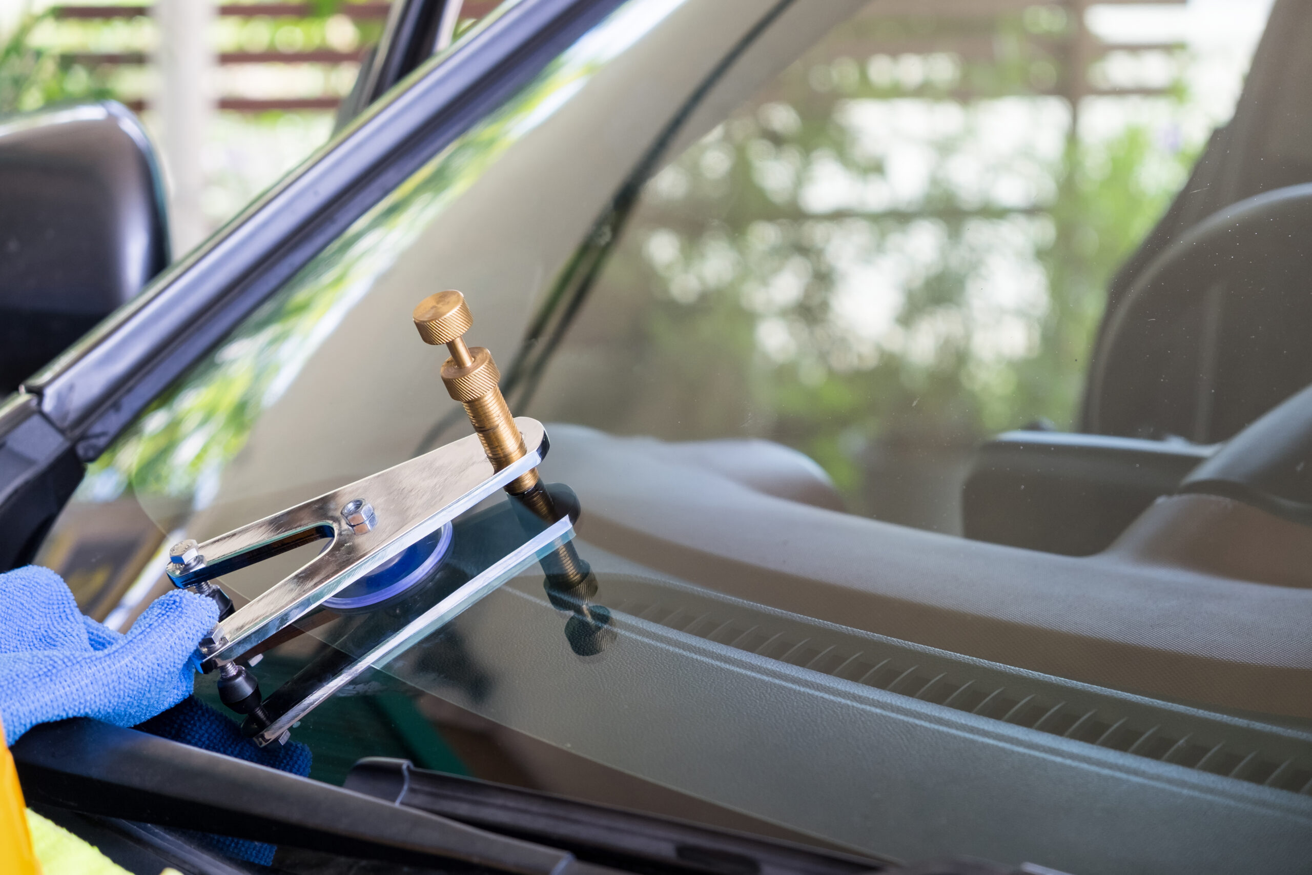 Using tools repairing to fix crack windshield